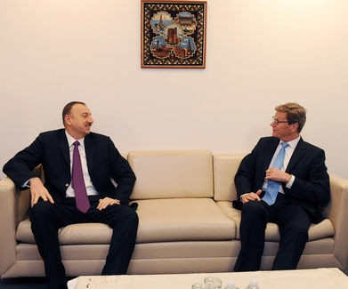 İlham Əliyev Azərbaycana təzyiq edən alman nazirlə görüşdü