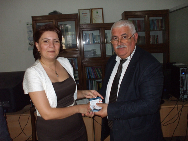 Umud Rəhimoğlu jurnalistlərə Beynəlxalq Mətbuat İnstitutunun vəsiqəsini verdi – FOTO