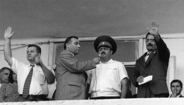 Bir şəklin tarixçəsi - Müxalifətin mitinqi: İndi isə söz verilir general Əliyevə...