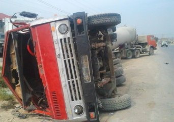 Bakıda KAMAZ aşdı – FOTO