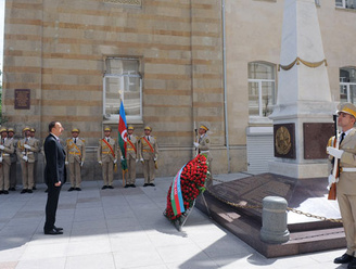 Prezident Cümhuriyyət abidəni ziyarət edib