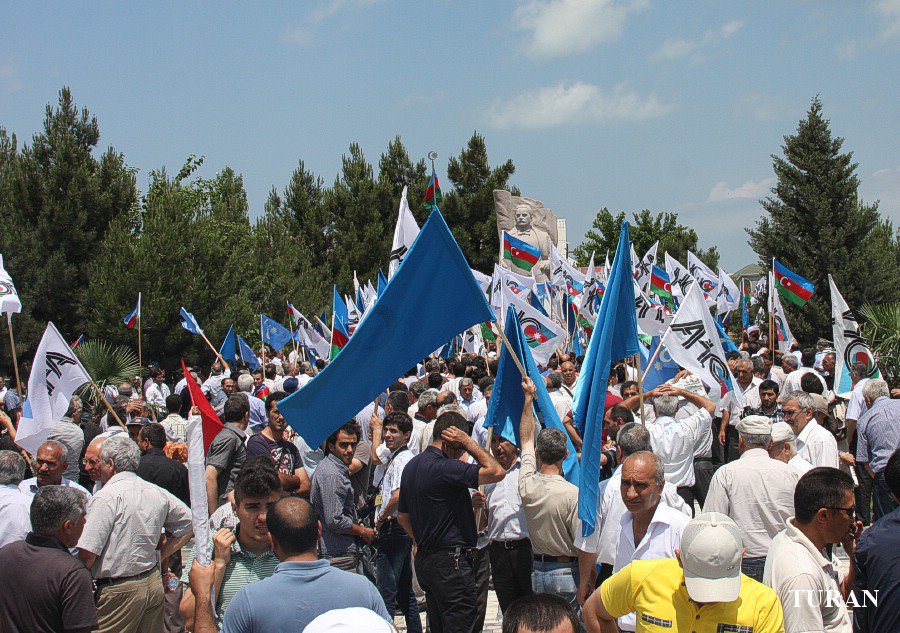 İctimai Palata Rəsulzadənin abidəsinə doğru yürüş təşkil edib