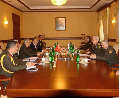 Türkiyə generalı Azərbaycan generalları ilə görüşdə