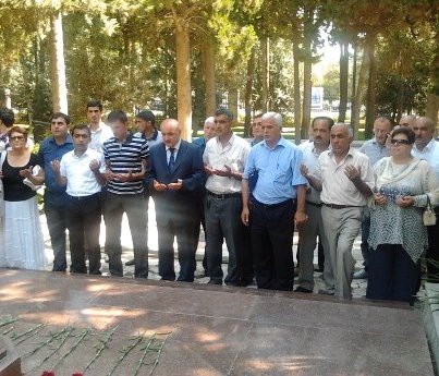 Həbsdən buraxılanlar Əbülfəz Elçibəyin məzarını ziyarət etdilər - FOTO