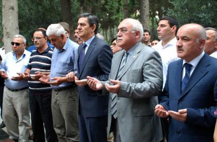 İctimai Palata üzvləri Elçibəyin məzarını ziyarət edib - FOTOLAR