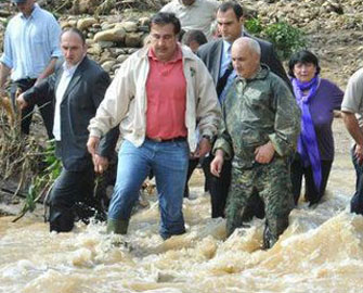 Prezident Saakaşvili selə girdi - VİDEO