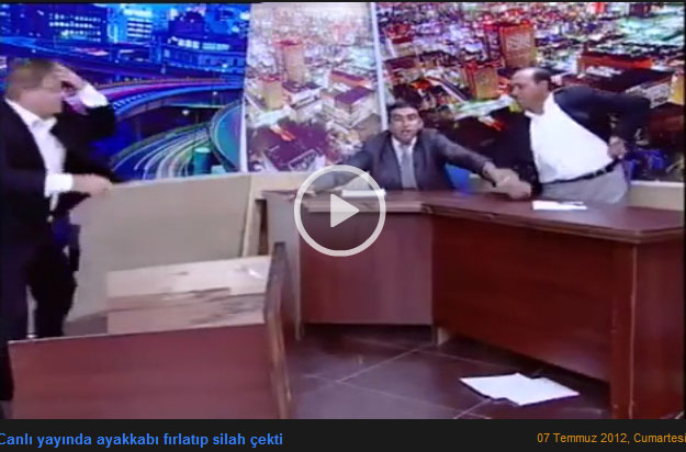  Deputat canlı yayımda aparıcının üstünə silah çəkdi