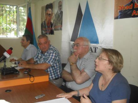 İctimai Palata siyasi məhbuslarla bağlı toplanıb