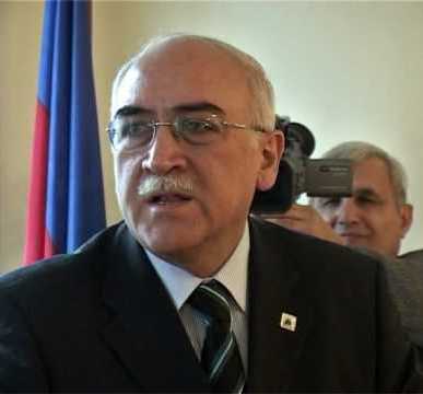 İsa Qəmbər Gürcüstana gedir