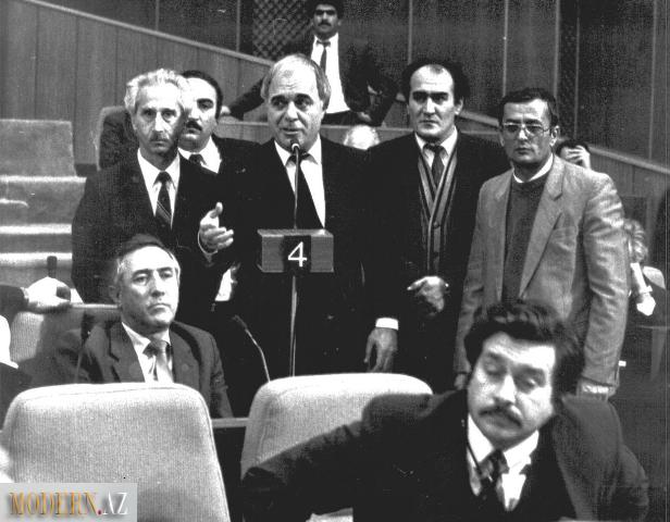 Bir şəklin tarixcəsi - Milli Məclisdə susmaq qızılmış (?!) 