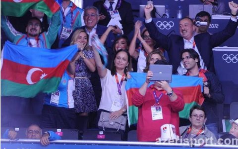 İlham Əliyev və ailəsi Olimpiadada güləşi izləyib - FOTO