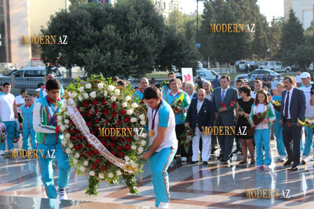 İdmançılarımızın Olimpiadadan qayıdışından FOTOLAR
