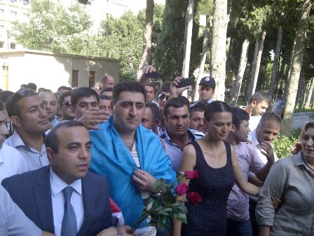 Ramil Səfərov anasının məzarını ziyarət edib