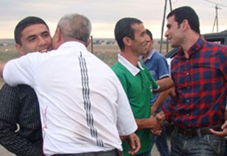 İranın həbsdən buraxdığı şairlər Bakıda