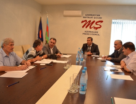 Mətbuat Şurasında “Əsrin kirpiləri” qəzetindən şikayətə baxılıb