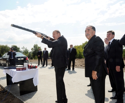 Azərbaycan prezidenti silahdan atəş açdı - FOTO