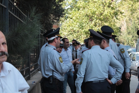 Polis Təhsil Nazirliyini əhatəyə alıb – FOTOLAR