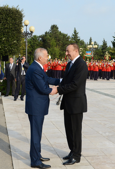 Prezident İslam Kərimovu qarşıladı