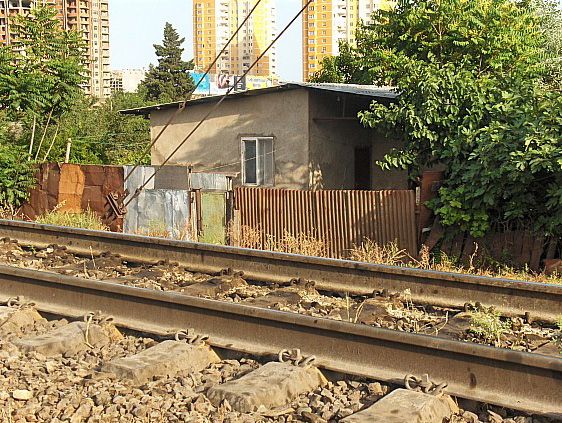 Dəmiryol xətləri boyunca tikilən 1000-ə yaxın yaşayış evi söküləcək 