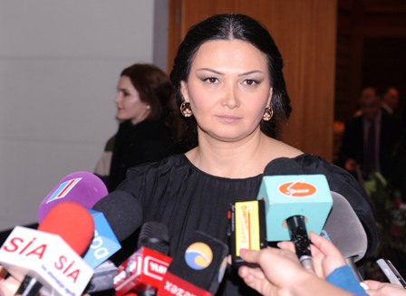 Qənirə Paşayeva: “Minlərlə insanın gələcəyi zərbə altındadır”