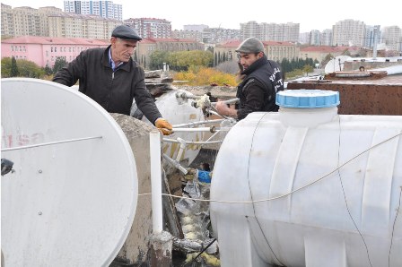 “Azərsu” Bakıda binaların damındakı su çənlərini ləğv edir