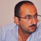 Jurnalist Rövnəq Abdullayevi məhkəməyə verir