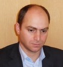 Milli Məclisdə deputat jurnalist Elşad Paşasoyu nümunə göstərdi
