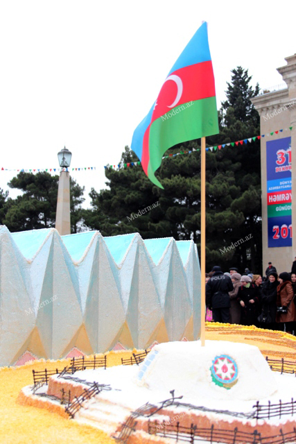 Nəhəng "Avroviziya" tortu kəsildi, sumqayıtlılara paylandı - FOTOLAR