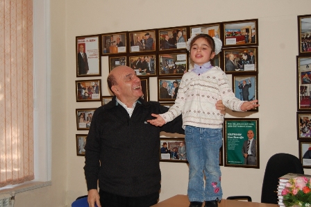 Deputat 1140 uşağa hədiyyə verib -  FOTOLAR
