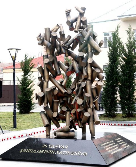 Bakıda yeni abidə - “Güllə yağışı” - FOTO