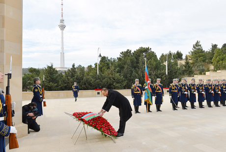 İlham Əliyev Şəhidlər Xiyabanını ziyarət edib - FOTOLAR