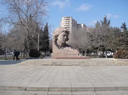Ayna Sultanova heykəlinin yeri dəyişdiriləcək
