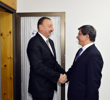 İlham Əliyev Əhməd Davudoğlu ilə görüşüb