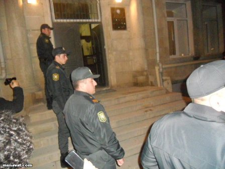Təcridxanaya aparılan Gülər Əhmədovanı həbs anından FOTOLAR