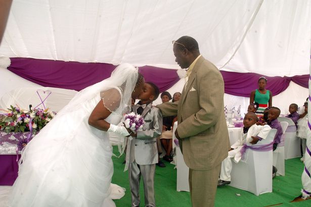 8 yaşlı oğlan 61 yaşlı qadınla evləndi - FOTOLAR
