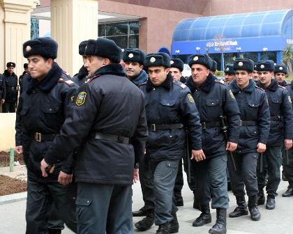 Əsgər və polis: Azərbaycan vətəndaşı onlardan hansını özünə yaxın sayır? 