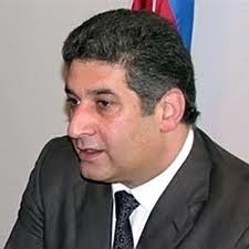 Gənclər nazirə şikayət etdilər
