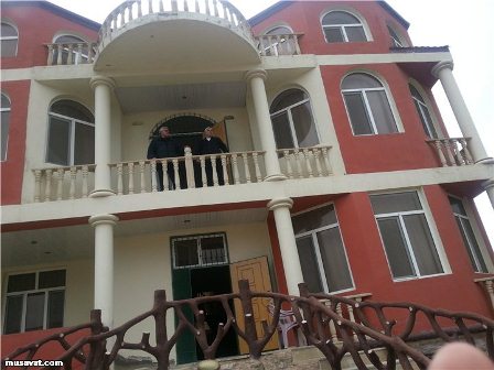 “El” hərəkatı yeni ofisinə polisin basqın etdiyini bildirir