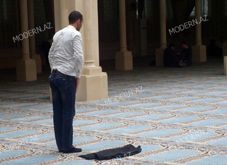 Səfir xanımları, müğənnilər və cangüdənlərin birgə namaz qıldığı məsciddən REPORTAJ 