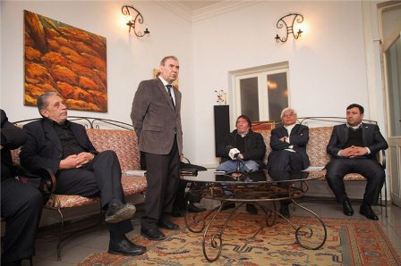 Ziyalılar Forumu üzvlərinə danışmağı qadağan etdi