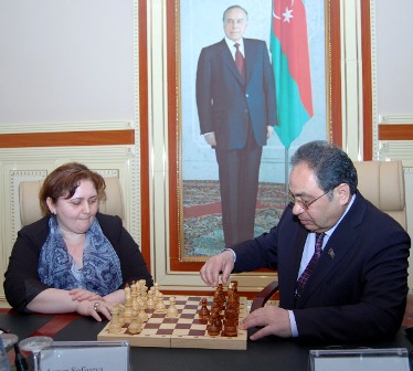 Rektor komitə sədrinin müavini ilə şahmat oynadı - FOTO