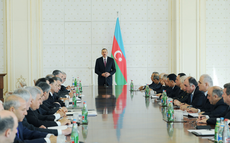 Prezident İlham Əliyev nazirlərlə müşavirə keçirdi