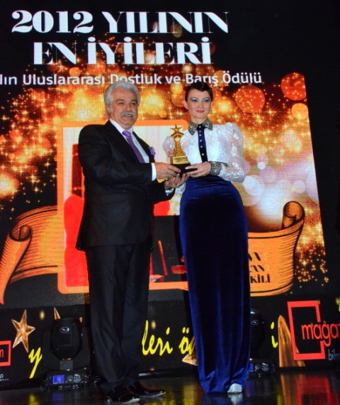 Erməni sənətçi Qənirə Paşayevanın əlini öpdü - FOTOLAR