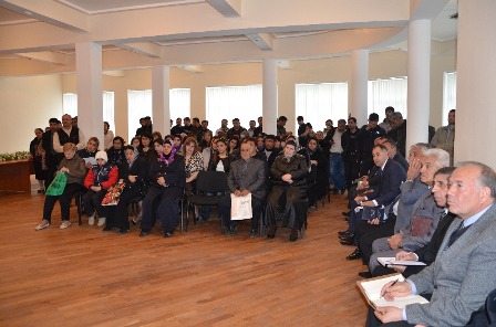 Pirallahının icra başçısı şikayətçiləri qəbul edib