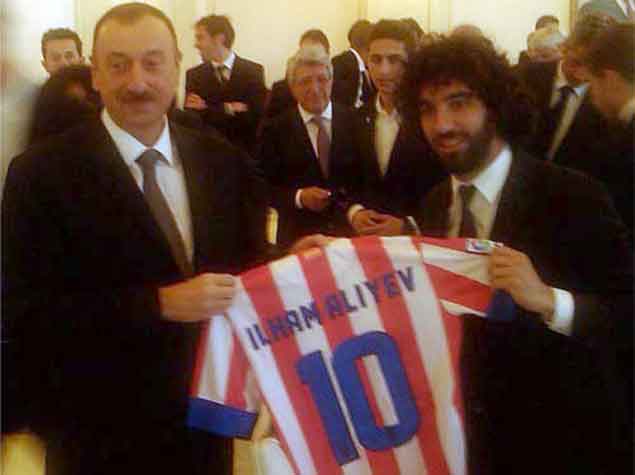Arda Turan İlham Əliyevə "Atletiko"nun formasını hədiyyə etdi - FOTO