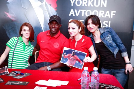 “Mançester Yunayted”in əfsanəvi hücumçusu bakılı qızların əhatəsində - FOTO