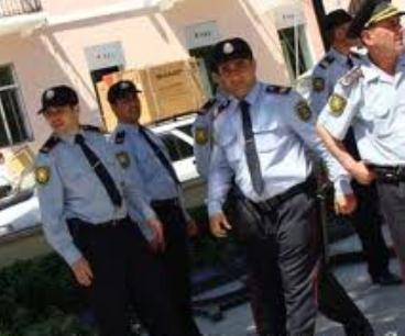 Bakıda polislə hərbçi arasında dava düşdü - VİDEO