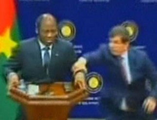 Nazirin mətbuat konfransında ürəyi getdi -VİDEO
