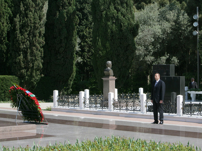 Azərbaycan prezidenti İlham Əliyev Heydər Əliyevin məzarını ziyarət edib 