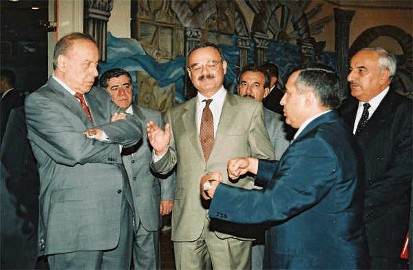 Bir şəklin tarixçəsi: Kədərli Artur Rasizadənin şən ovqatı 